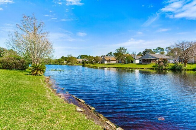Building Photo - Charming Waterfront Home in Southside