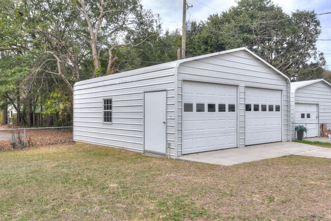 Building Photo - 103 Smallridge St