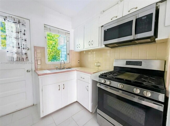 Building Photo - 841 W 40th St