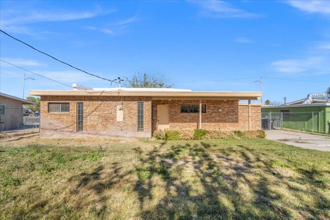 Building Photo - Charming & Modernized 4 Bedroom Home in Ne...