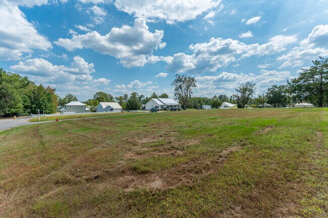 Building Photo - 523 Landing Ave