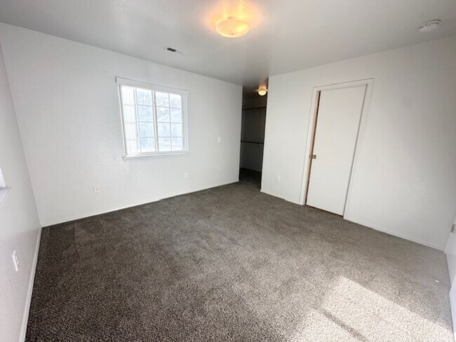 Building Photo - Newly renovated in 2024 2 bedroom 2 bathroom apartment available soon.