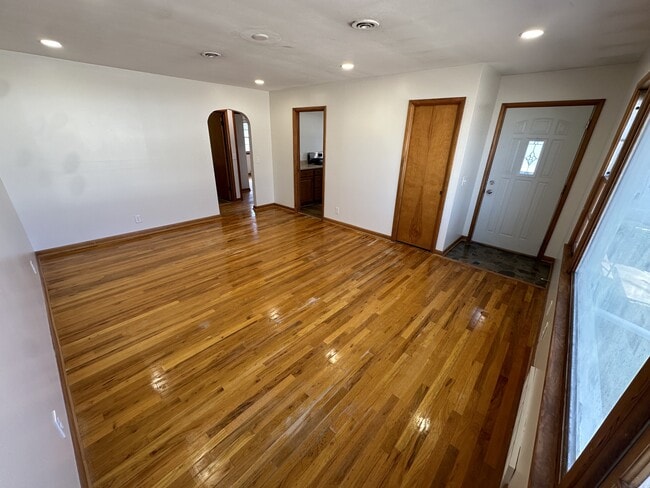 Building Photo - 308 W 33rd St