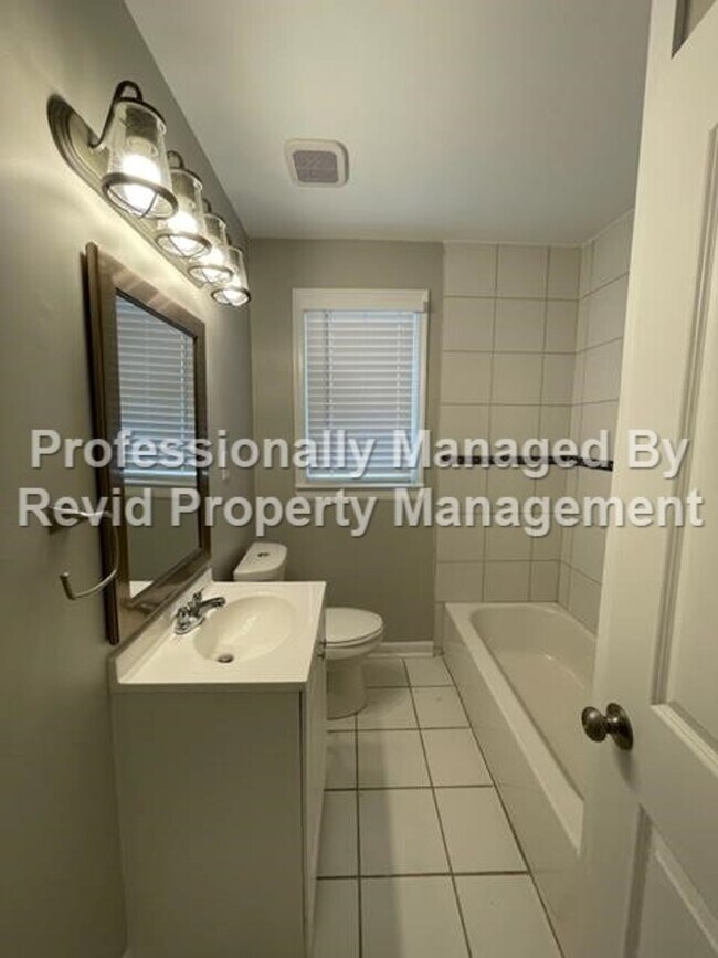 Building Photo - *FIRST MONTH RENT FREE* Freshly Renovated ...