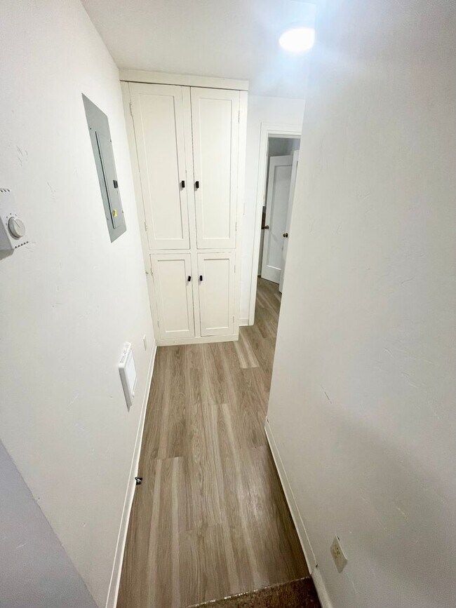 Building Photo - Super Cute 1bd/1b- Downtown - Pet Friendly! Available NOW!