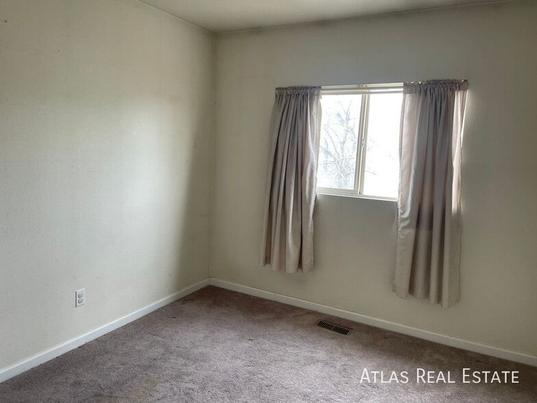 Building Photo - 843 Mockingbird St