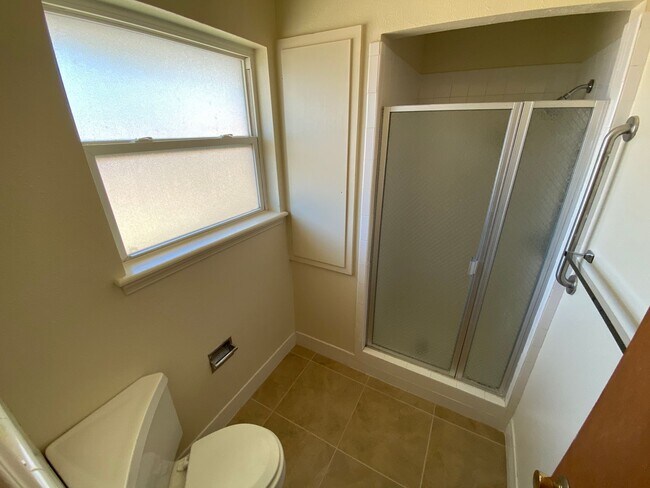 Building Photo - Northeast El Paso 3bed/2bath w/LOTS of liv...