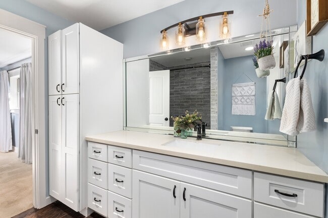 Building Photo - 2710 Colonial Dr