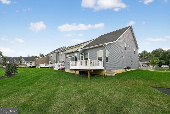 Building Photo - 701 Cascade Way