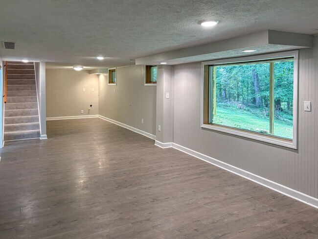 Building Photo - Single Family Residence