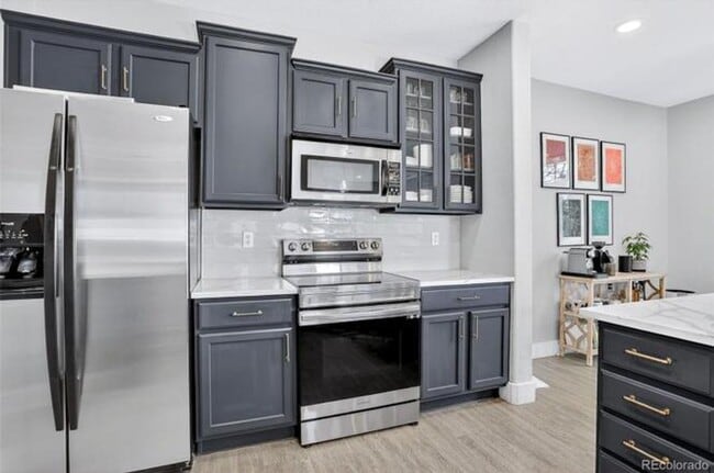 Building Photo - Renovated 2-bed 2.5 bath bright and open townhome located in the heart of Lone Tree!