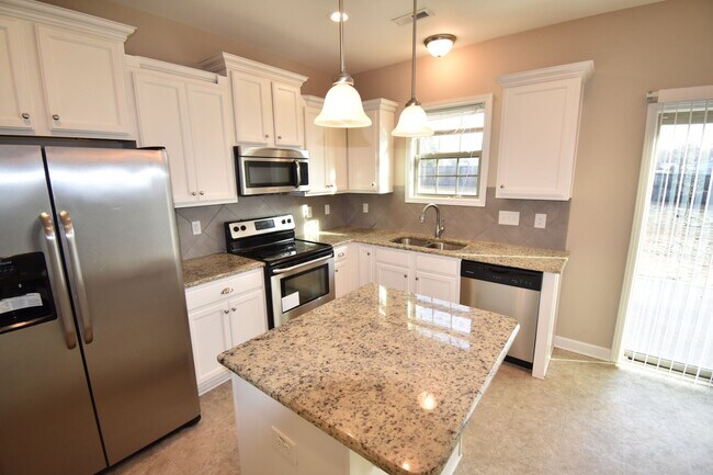 Building Photo - 4 Bedrooms and 2.5 Baths- PET CONSIDERED!