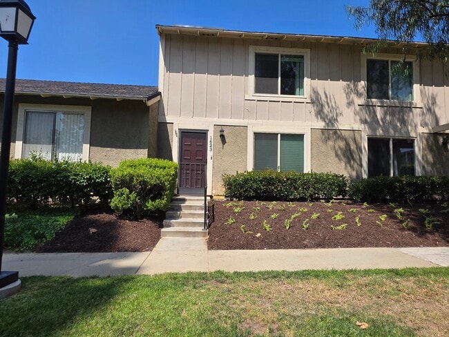 Building Photo - 1623 Heather Dr