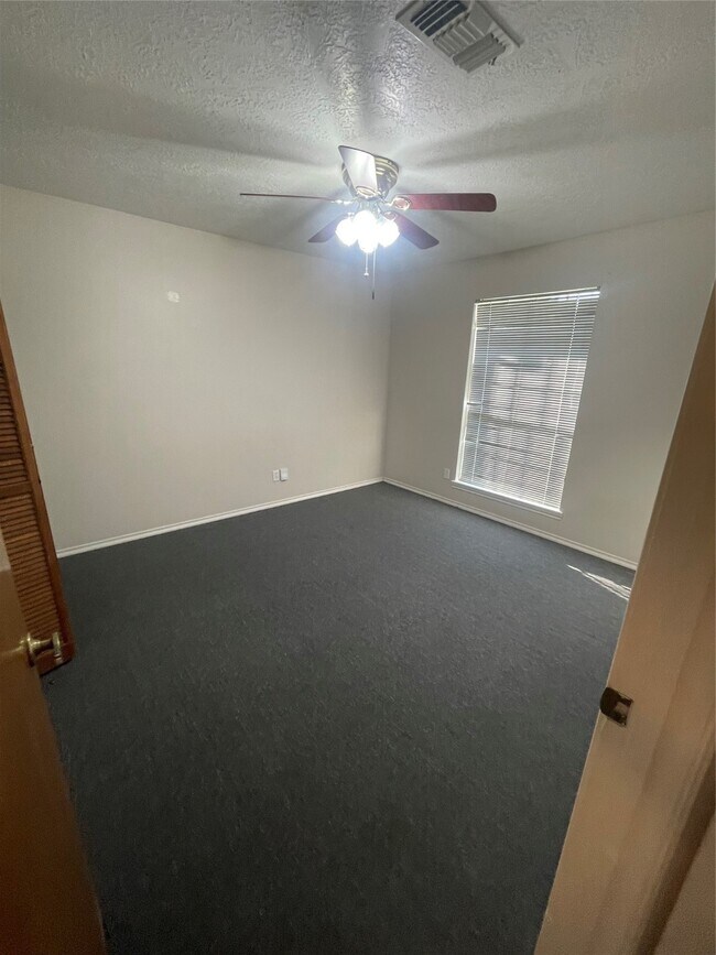 Building Photo - 302 Yorkshire Ct