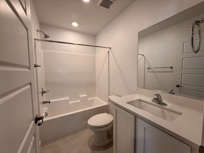 Building Photo - 3 BED 2.5 BATH 2 CAR GARAGE TOWNHOUSE IN CADENCE HENDERSON WITH LOFT