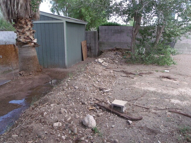 Building Photo - Large Single Story Home in Old Henderson/Pets Welcome