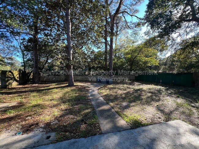 Building Photo - 303 Newcastle Dr