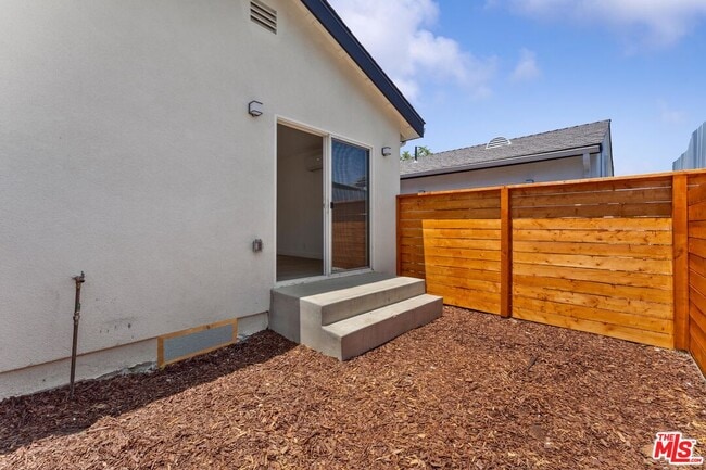 Building Photo - 19433 Valerio St