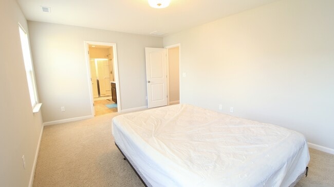 Building Photo - 3/2.5 House with Fenced-In yard and GORGEOUS interior!