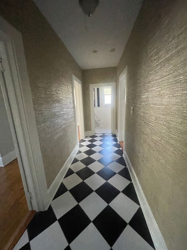 Building Photo - Brick 3 Bedroom Bungalow Available Now!