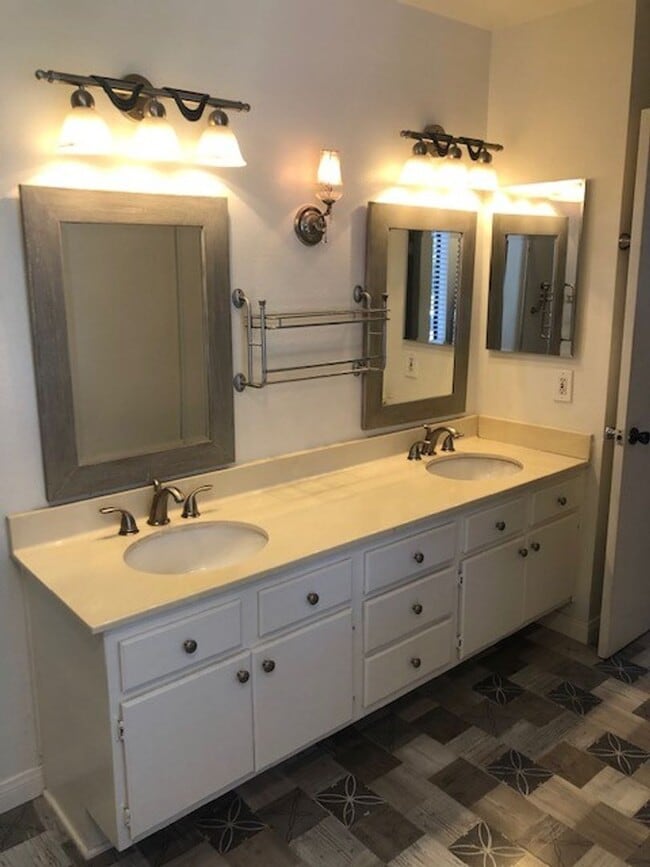 Building Photo - East Ventura - Three bedroom Townhome in R...