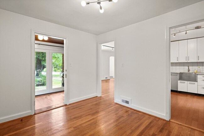 Building Photo - 2 Bed 1 Bath - Takoma Park Cottage- Large ...