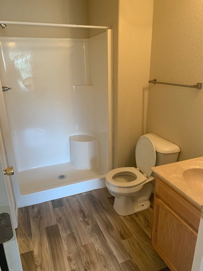 Building Photo - Beautiful 2 bedroom with a balcony!