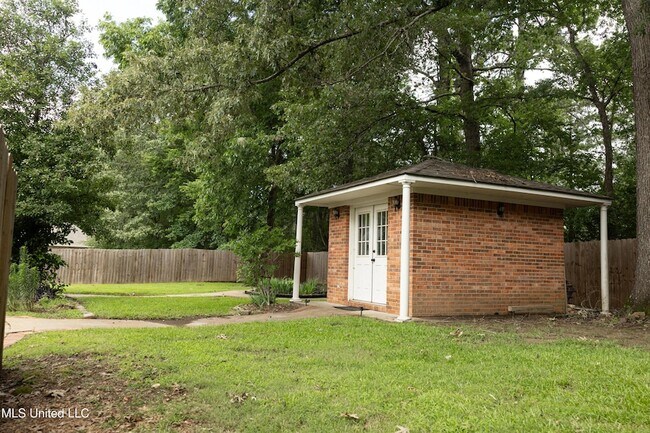 Building Photo - 110 Little John Ln