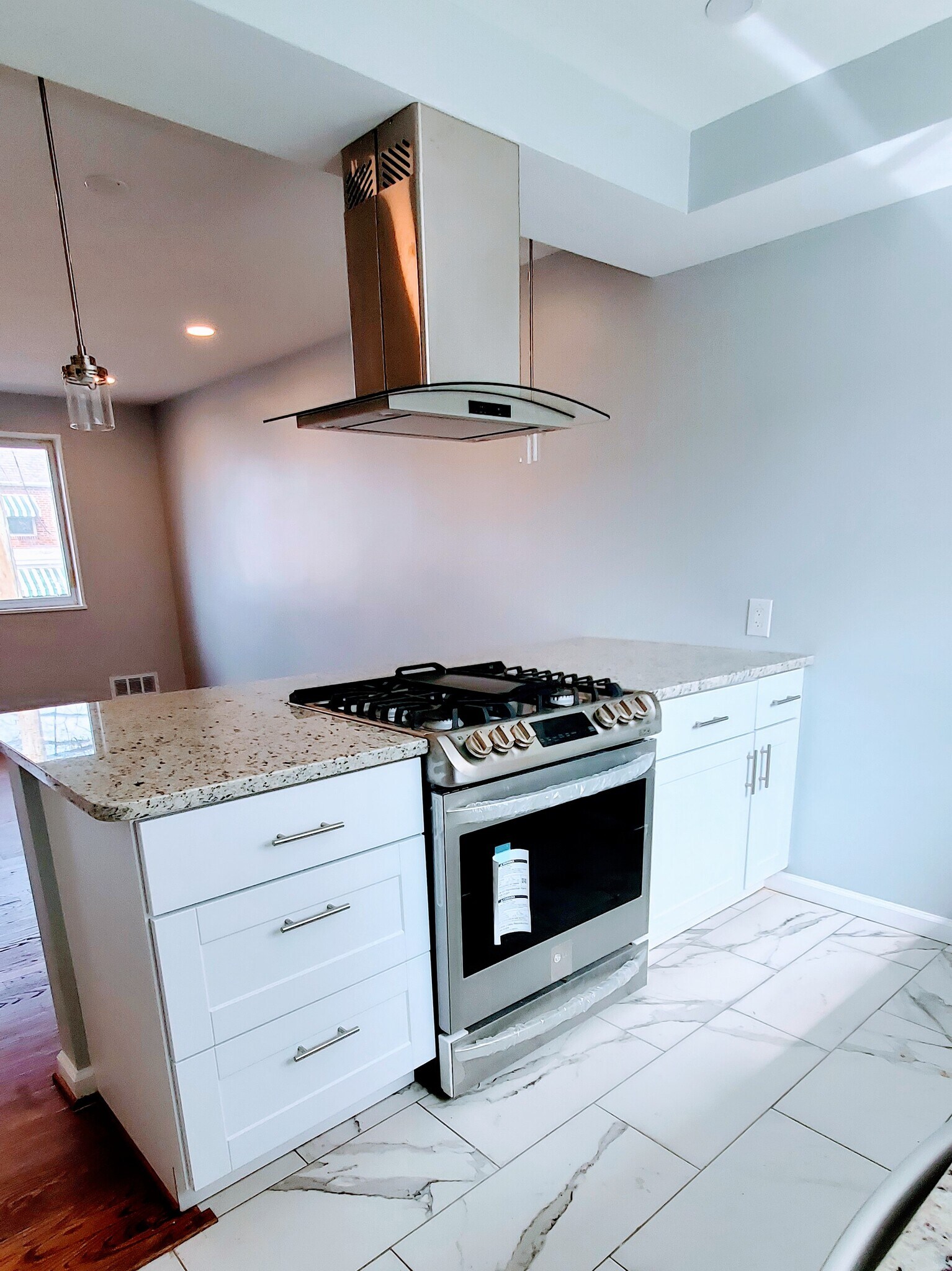 Island stove w/ vent - 4223 Gault Pl NE