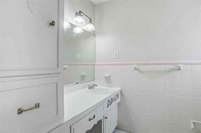 Building Photo - 6200 Trail Lake Dr