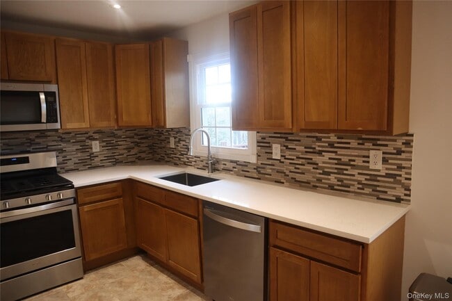 Building Photo - 32 Poplar Dr