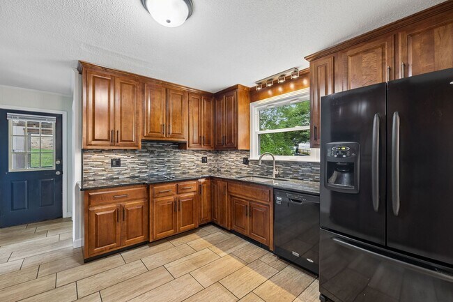 Building Photo - Pet Friendly Four Bedroom with Basement!