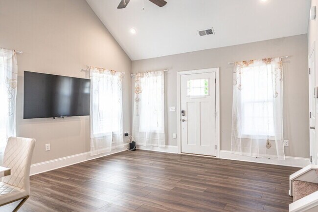 Building Photo - 315 Mashie Ct