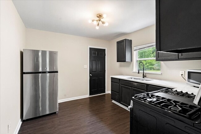 Building Photo - 932 Summer Dr