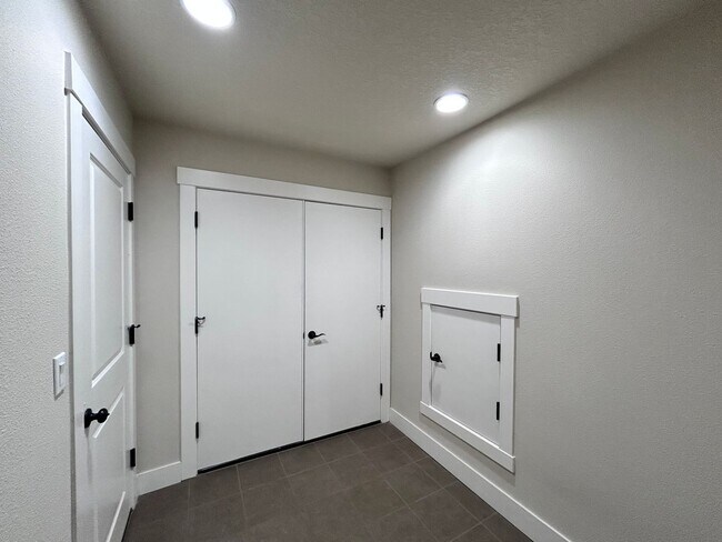 Building Photo - Incredibly Large 4 Bed 2.5 Bath Charmer!