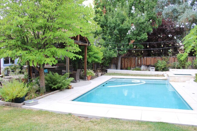 Building Photo - Gorgeous Single Story 3 Bedroom, 2 Bath wi...