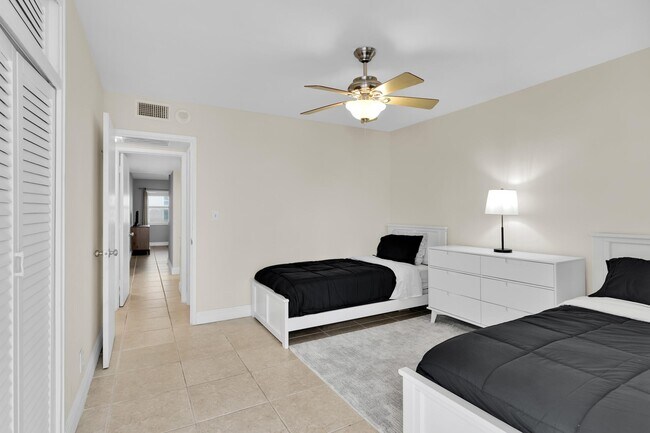 Building Photo - 1069 Hillsboro Mile