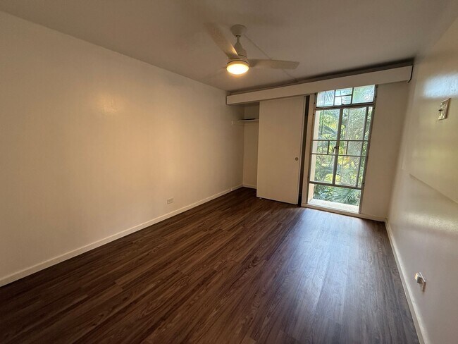 Building Photo - Queen Emma Gardens 1 bedroom 1 bath with d...