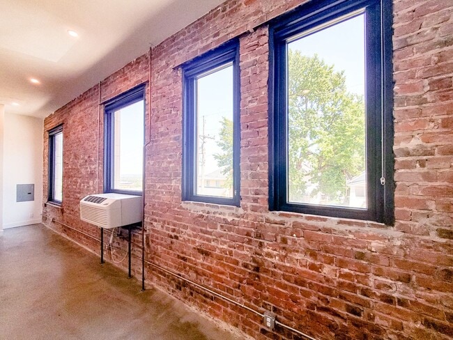 Building Photo - Dahlman Flats - Little Italy One Bedroom