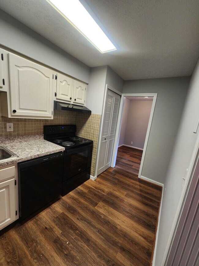 Building Photo - Beautiful 2 bedroom 1 bath 2nd floor condo...