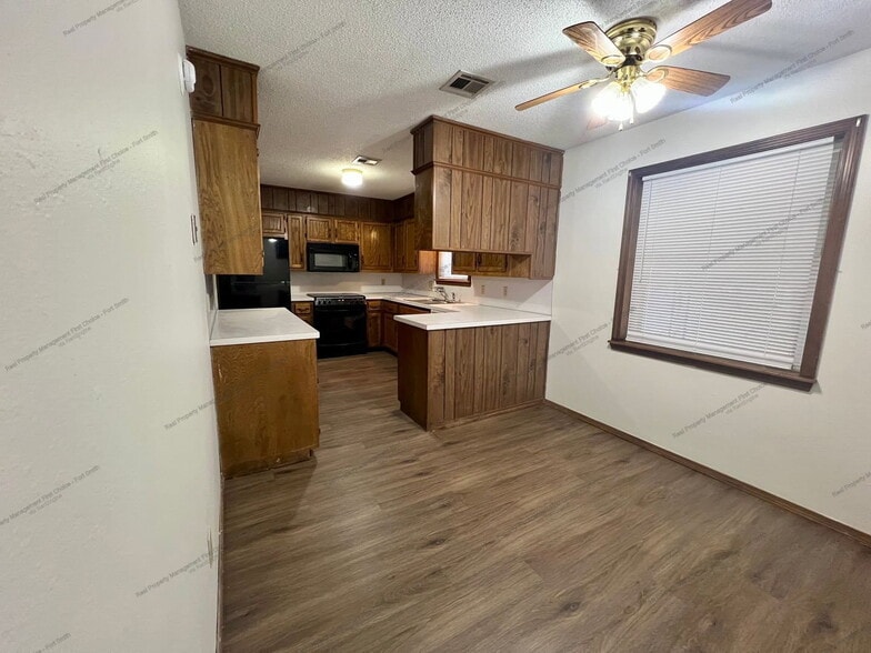 Building Photo - 102 Beta Cir