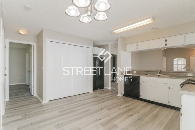 Building Photo - ONE MONTH FREE!!