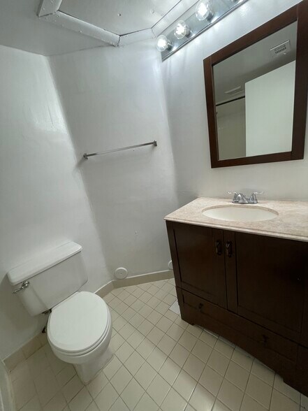 Building Photo - 2881 N Oakland Forest Dr