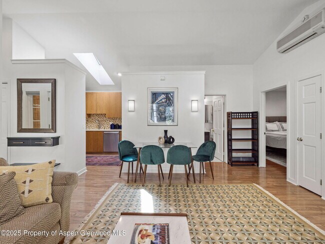 Building Photo - 715 Willoughby Way