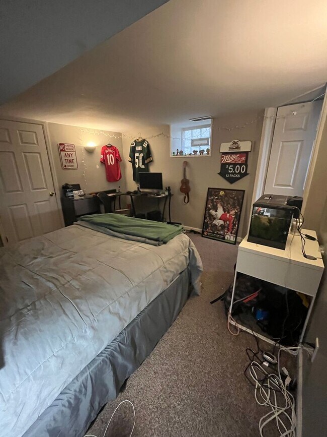 Building Photo - Five Bedroom Available for 26-27 School Year!