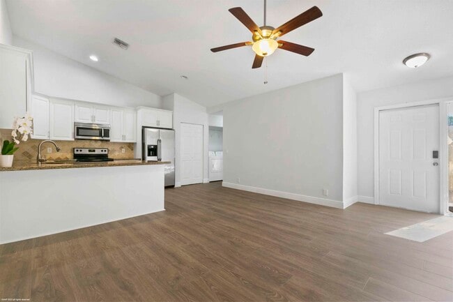 Building Photo - 1120 Hyacinth Pl