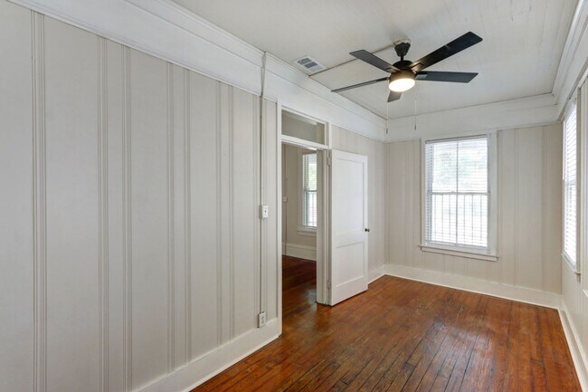 Building Photo - Renovated Two Bedroom Aprtment