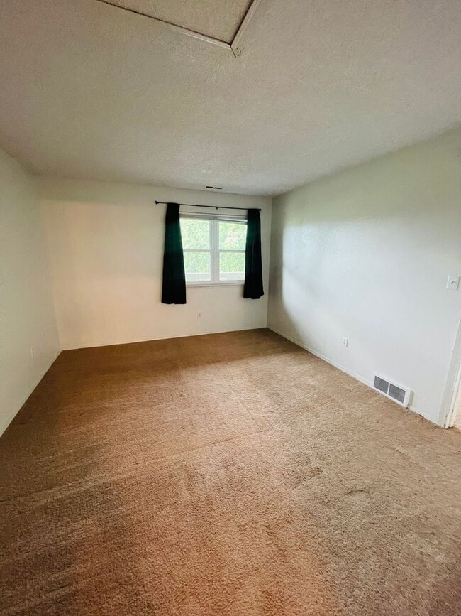 Building Photo - 1 Bedroom Condo in gated Hunting Meadows
