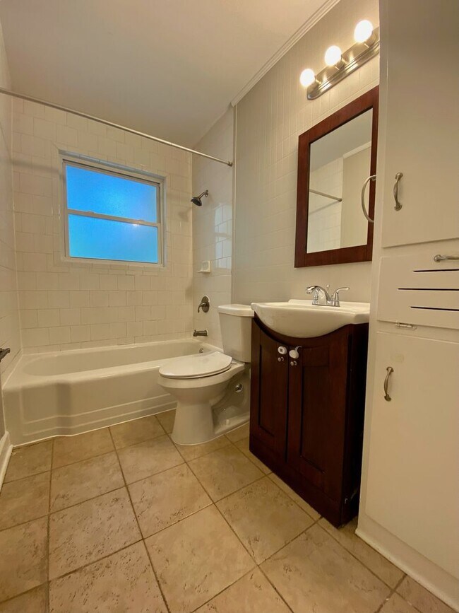 Building Photo - 3 bed, 1 bath in Colonial Acres near Quince and Colonial