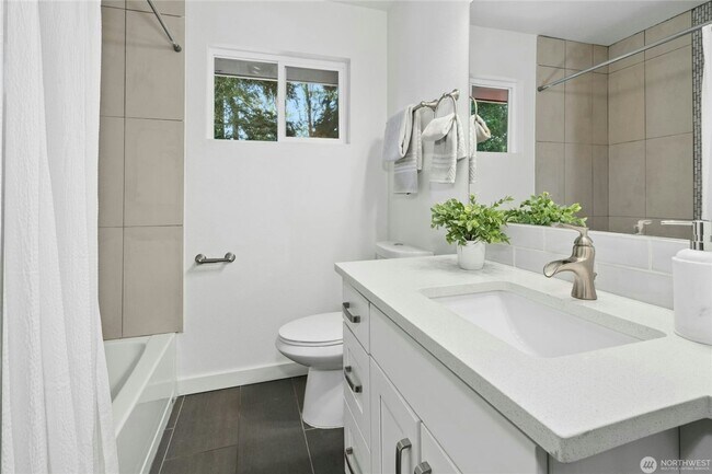 Building Photo - Spacious Richmond Highlands Retreat with Modern Updates & Flexible Living